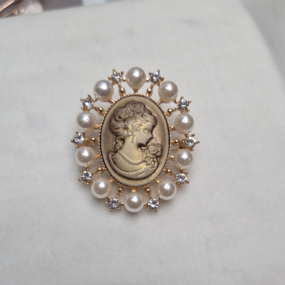 Women's Beige Cameo Pearls Brooch Retro Vintage Style Pin Elegant Victorian
